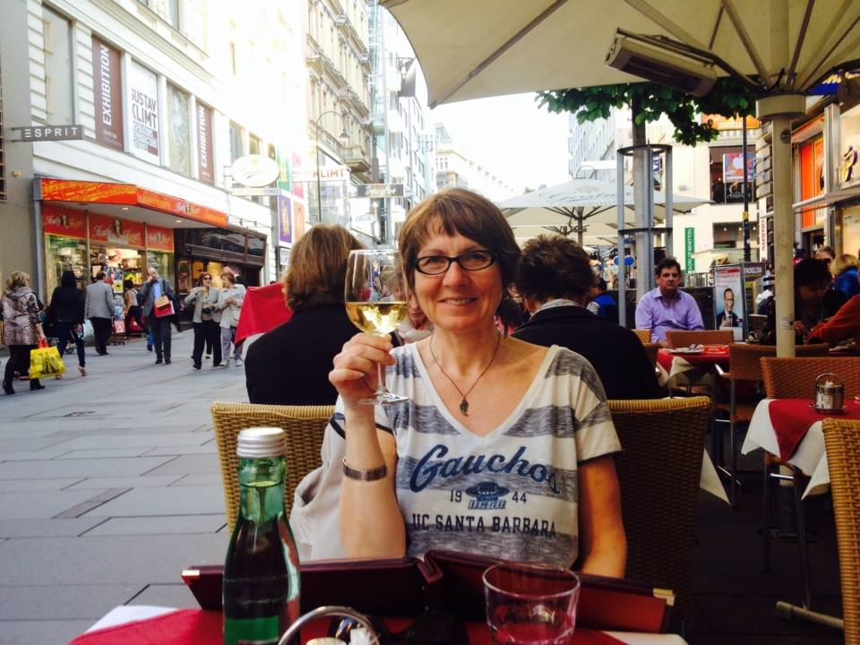 Helen med et glass hvitvin på fortausrestaurant i Wien